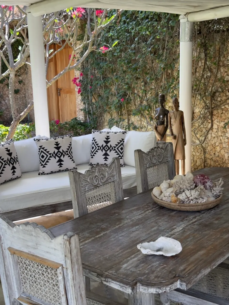 Angolo relax esterno con decorazioni in corallo e conchiglie, Villa Chris House Watamu