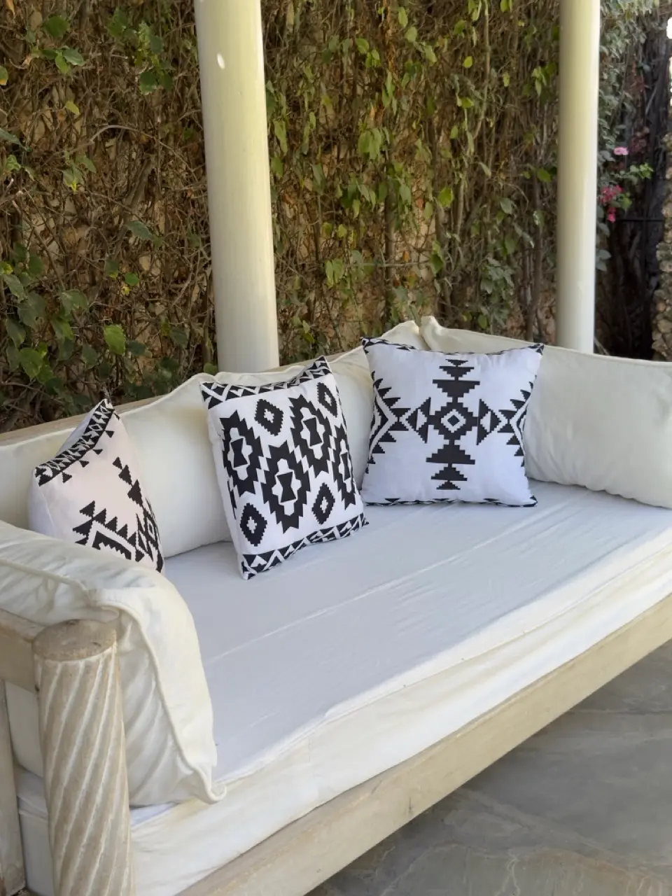Divano esterno con cuscini etnici nel giardino della villa di Watamu