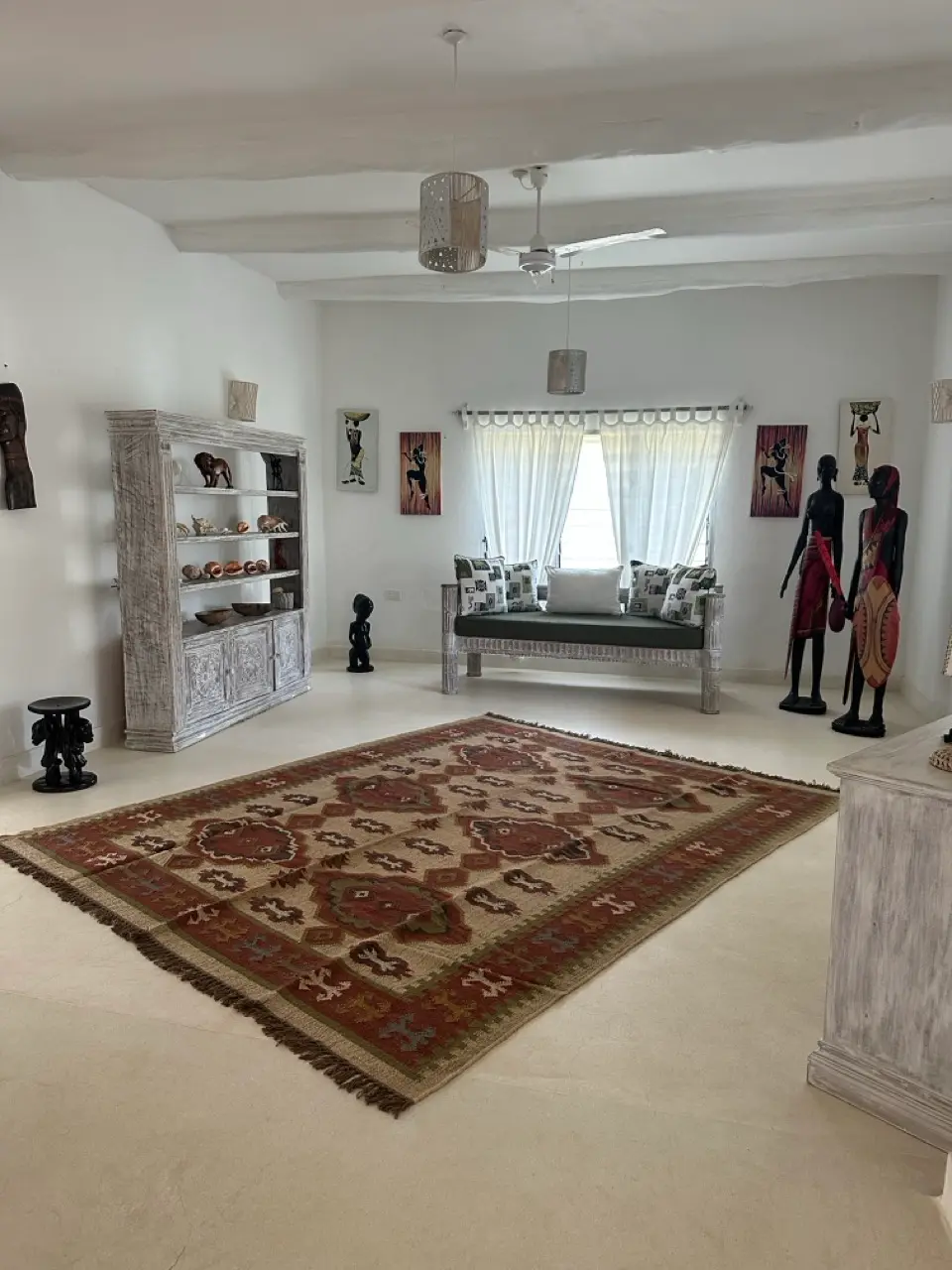 Soggiorno con tappeti kilim e arte africana, Villa Chris House Watamu