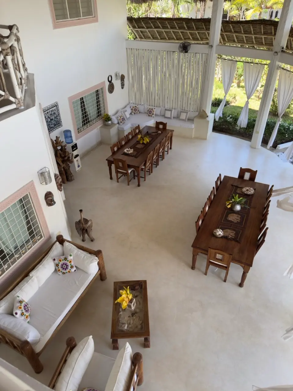 Vista dall'alto della sala da pranzo con soffitto in paglia, Villa Chris House Watamu