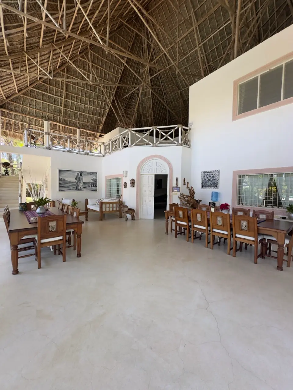 Sala da pranzo sulla veranda con tetto in paglia, Villa Chris House Watamu