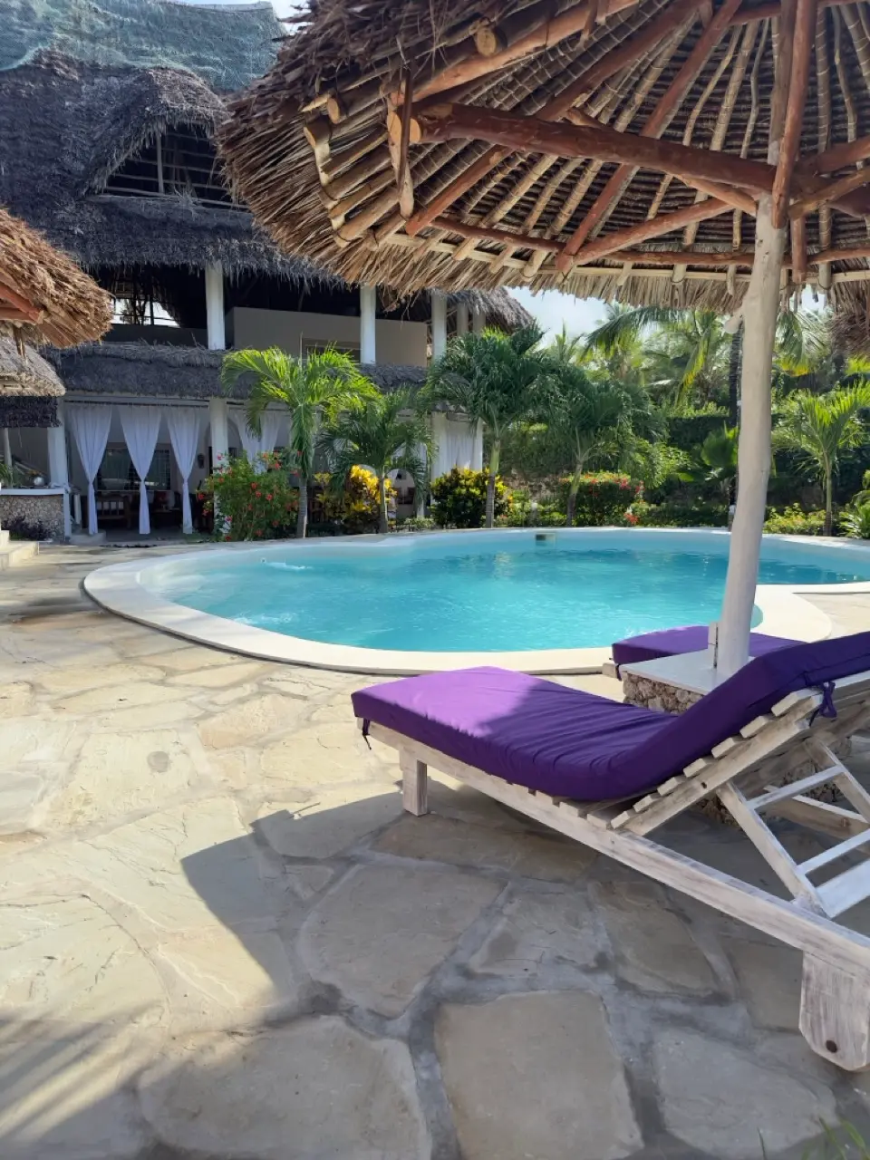 Giardino tropicale e piscina della villa privata a Watamu